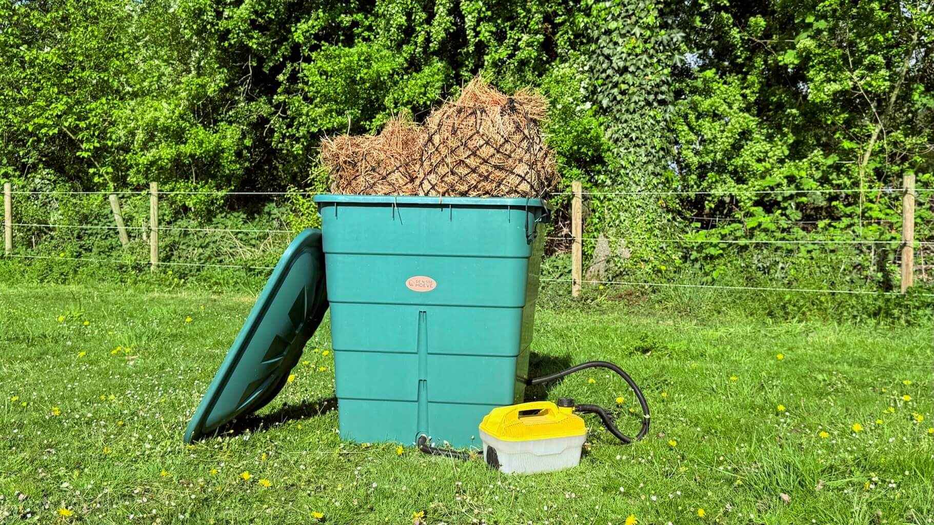 Grote groene hooistomer op gras.