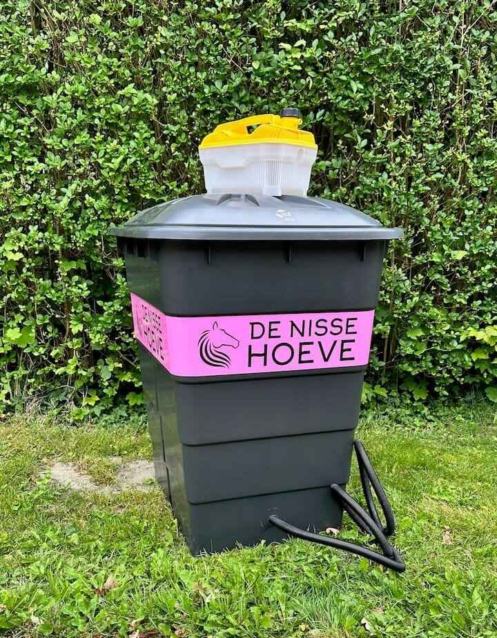 Zwarte hooistomer met roze label De Nisse Hoeve