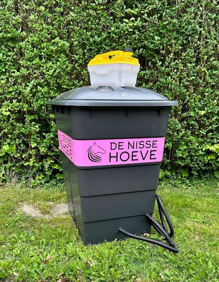 Zwarte hooistomer met roze label De Nisse Hoeve