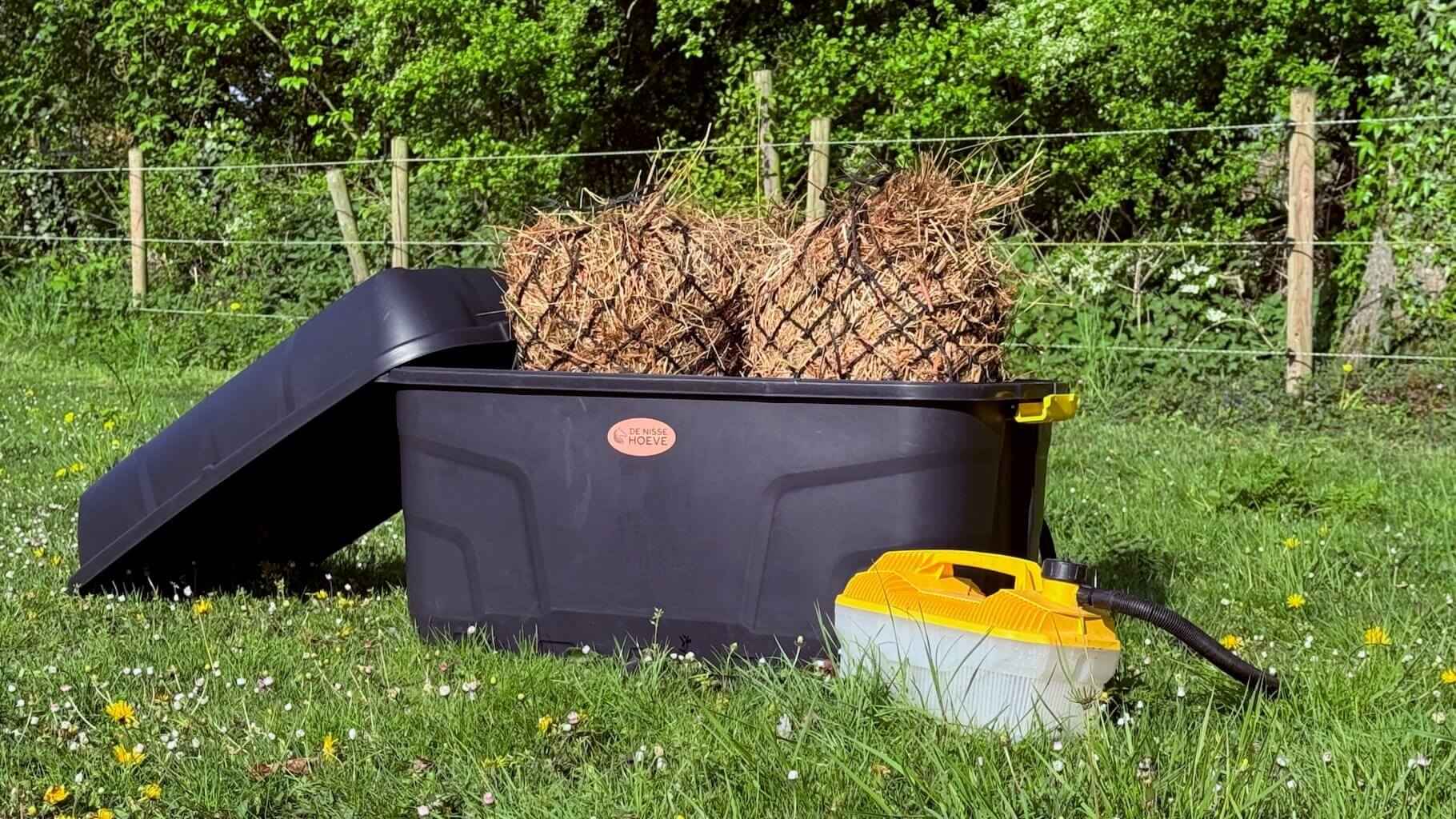 Zwarte hooistomer met hooinetten