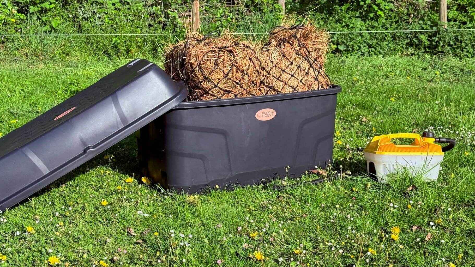 Hooistomer met hooi in gras