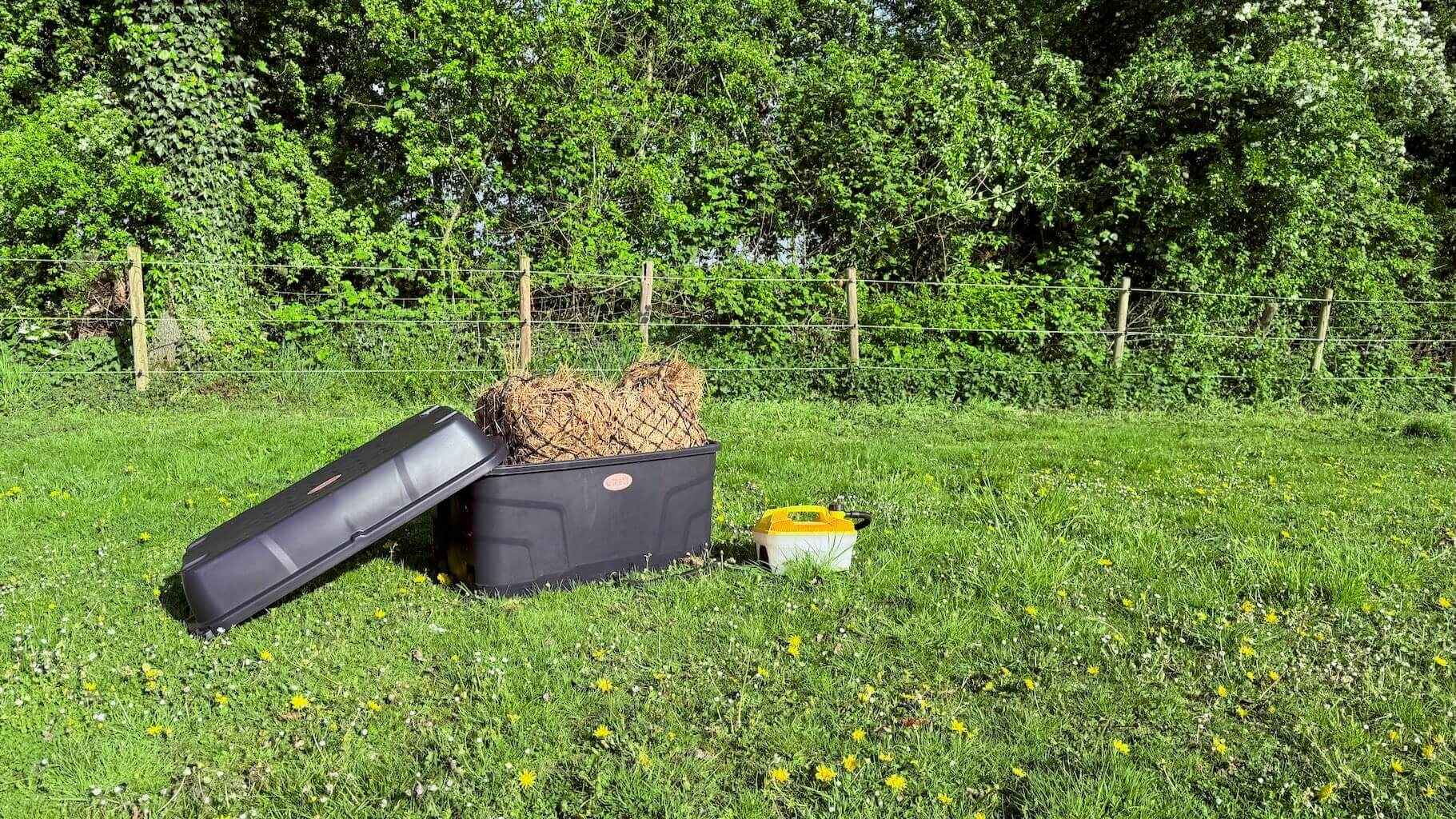 Grote hooistomer de krui met gestoomd hooi in weiland