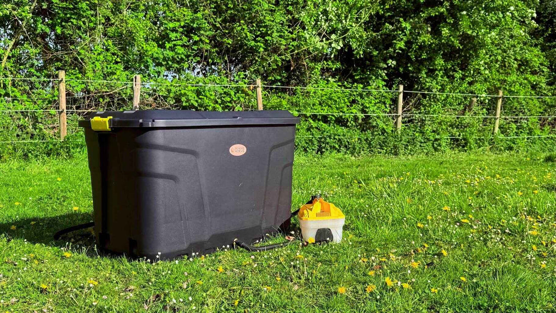 Hooistomer De Trog geplaatst in de wei, gevuld met hooi en aangesloten op het stoomapparaat.