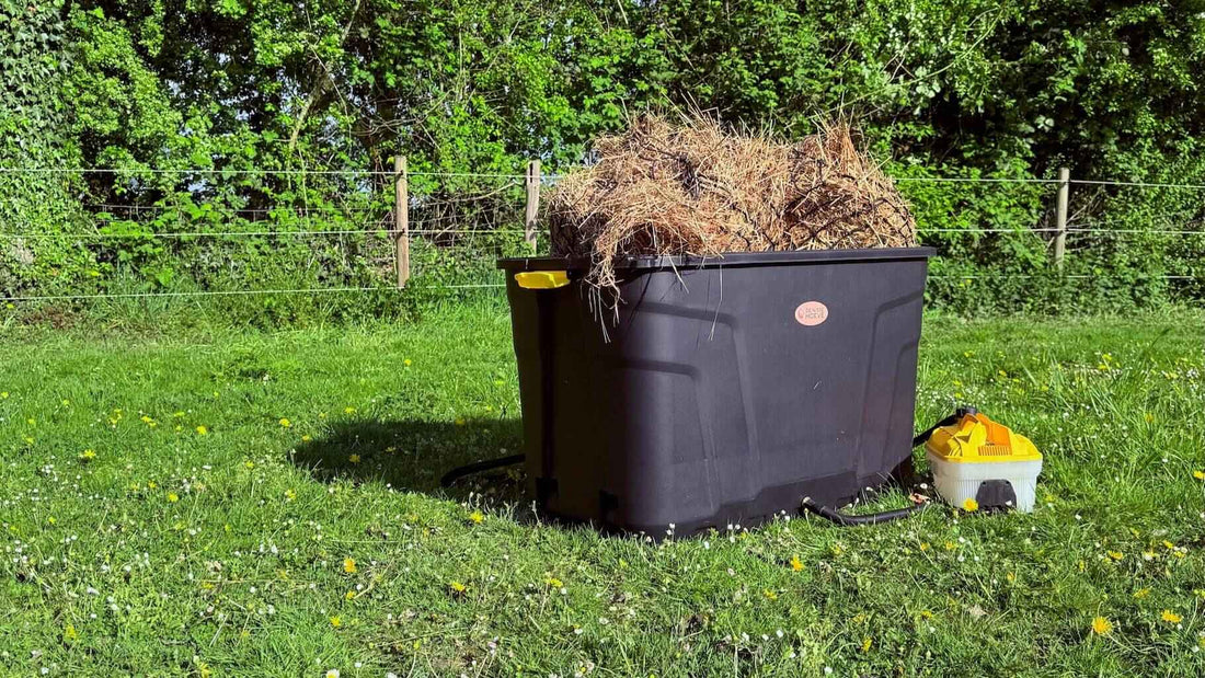 Hooistomer De Trog opgesteld in de wei, met stoomapparaat en hooi zichtbaar in de bak.