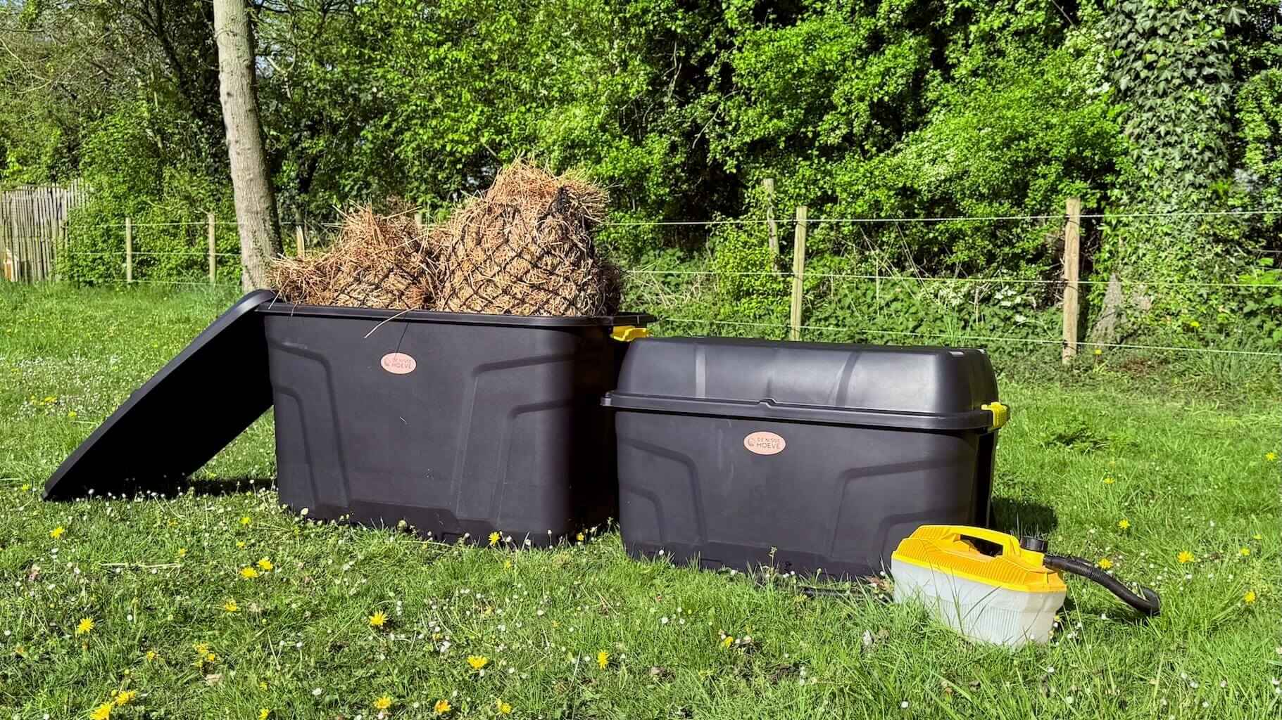 Hooistomers de krui en de trog met hooi om te stomen