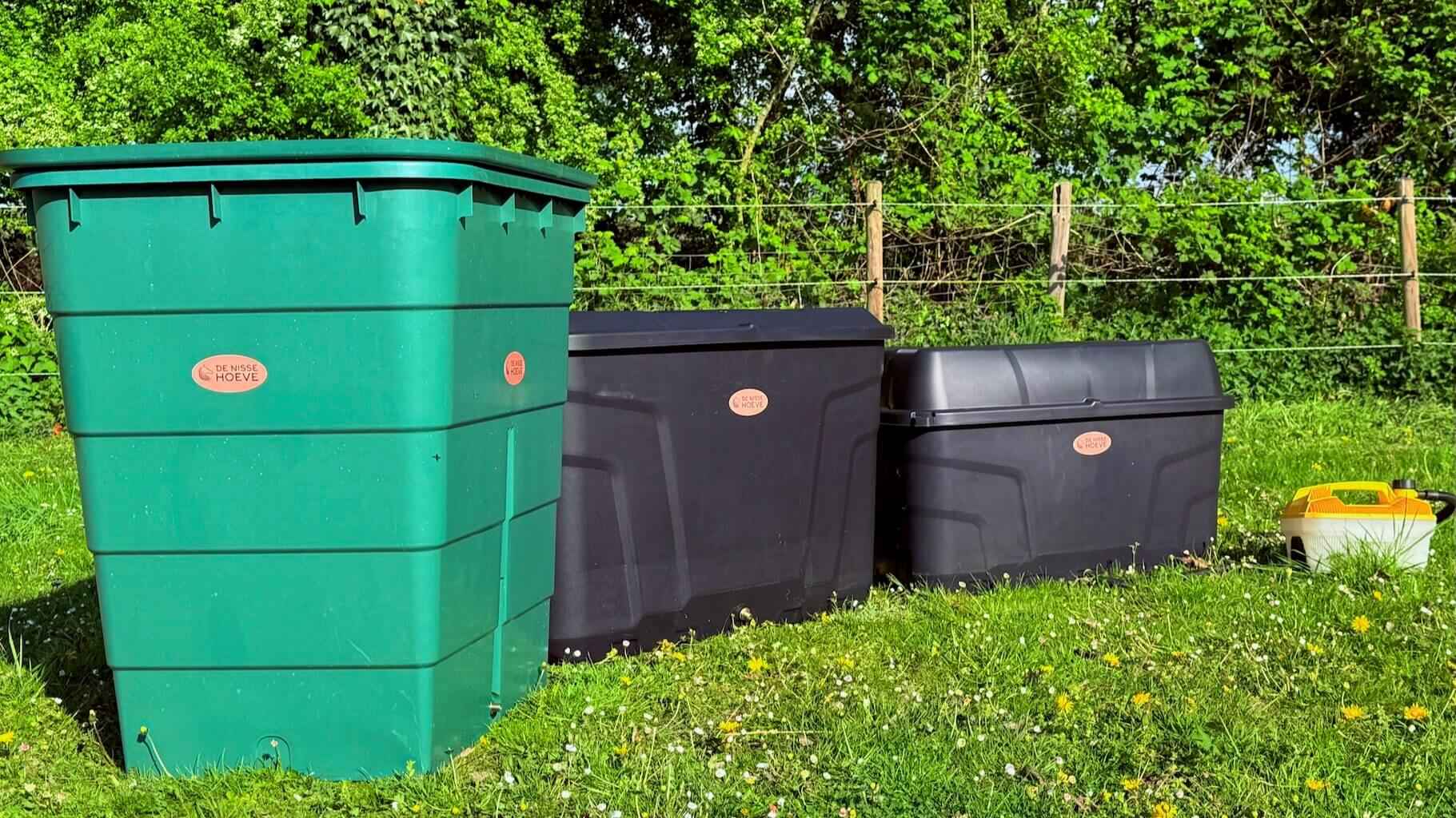 Drie hooistomer modellen op grasveld 